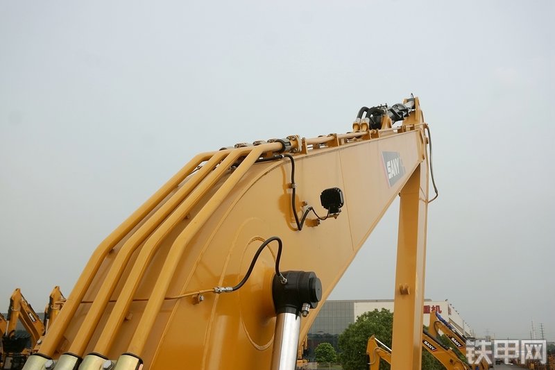 三一重工SY365H加长臂挖掘机局部