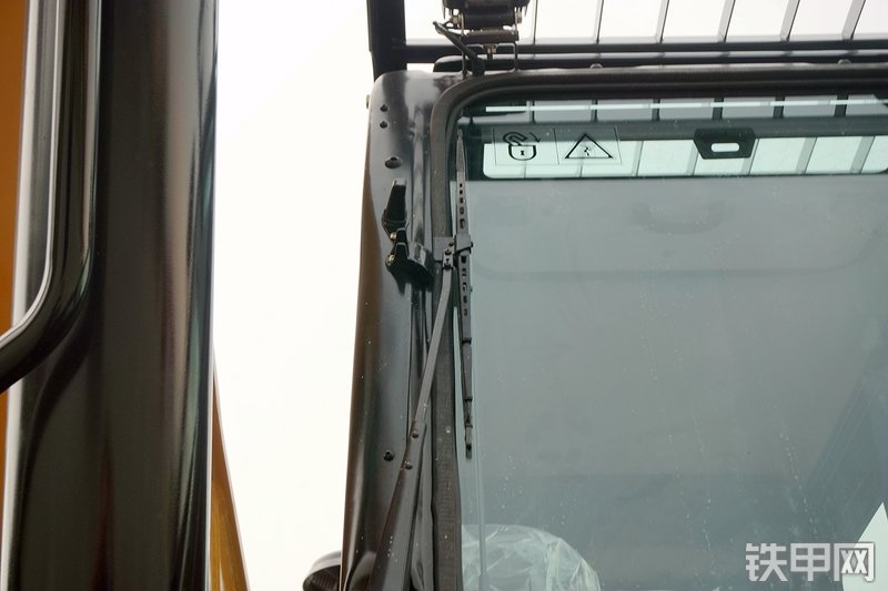 三一重工SY365H加长臂挖掘机局部