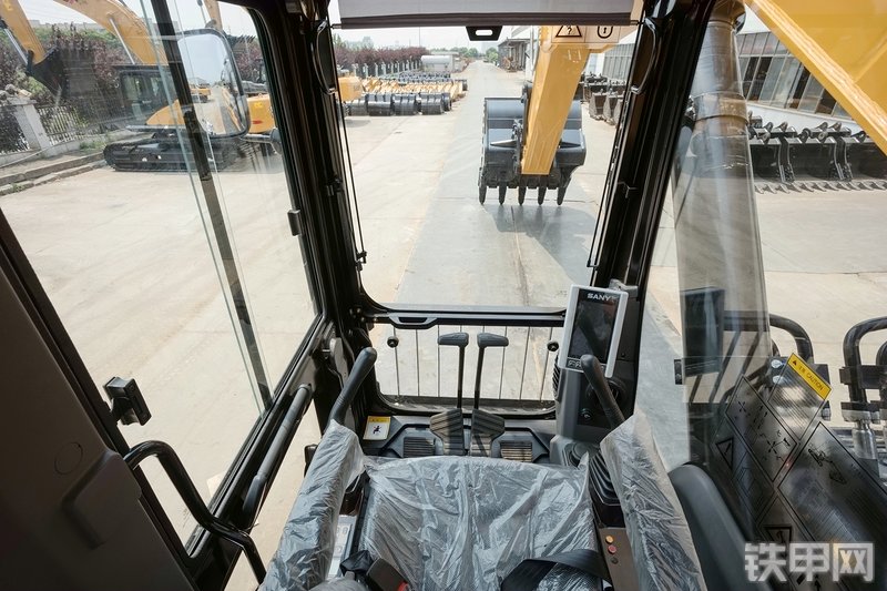 三一重工SY750H-松土器挖掘机局部