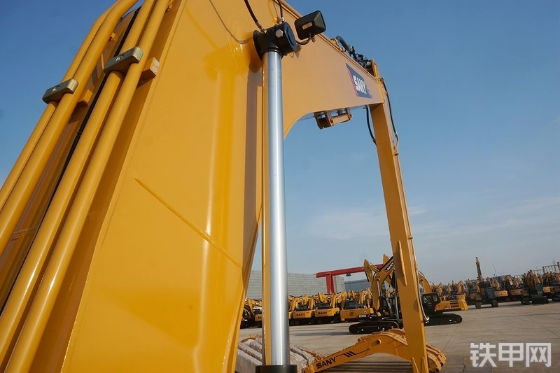 三一重工SY215CA加长臂挖掘机局部