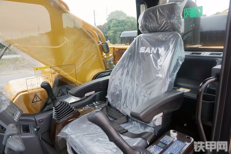 三一重工SY365H加长臂挖掘机局部