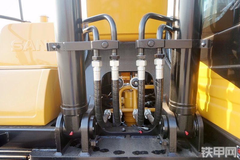 三一重工SY215CA加长臂挖掘机局部