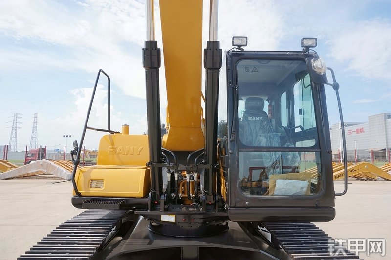 三一重工SY215C挖掘机整机外观