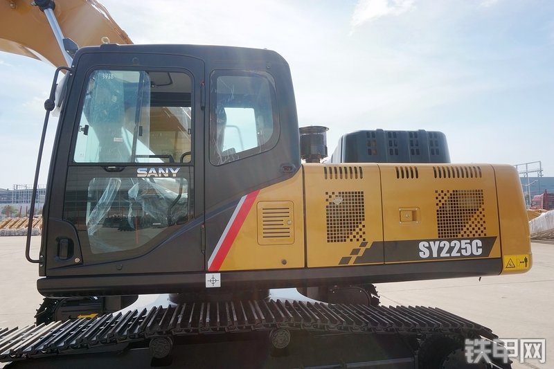三一重工SY225C挖掘机整机外观