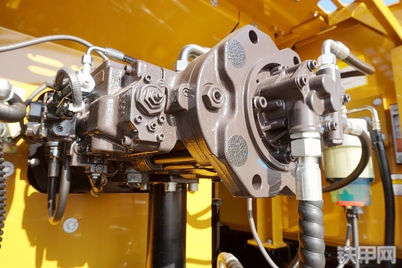 三一重工SY285C挖掘机局部