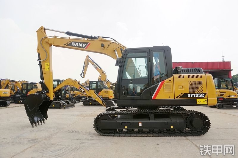 三一重工SY135C挖掘机整机外观