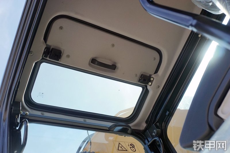 三一重工SY265C挖掘机局部