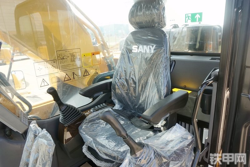 三一重工SY215CA加长臂挖掘机局部