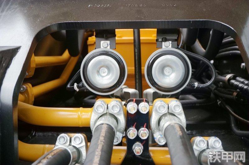 三一重工SY365H加长臂挖掘机局部