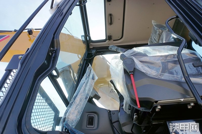 三一重工SY265C挖掘机局部