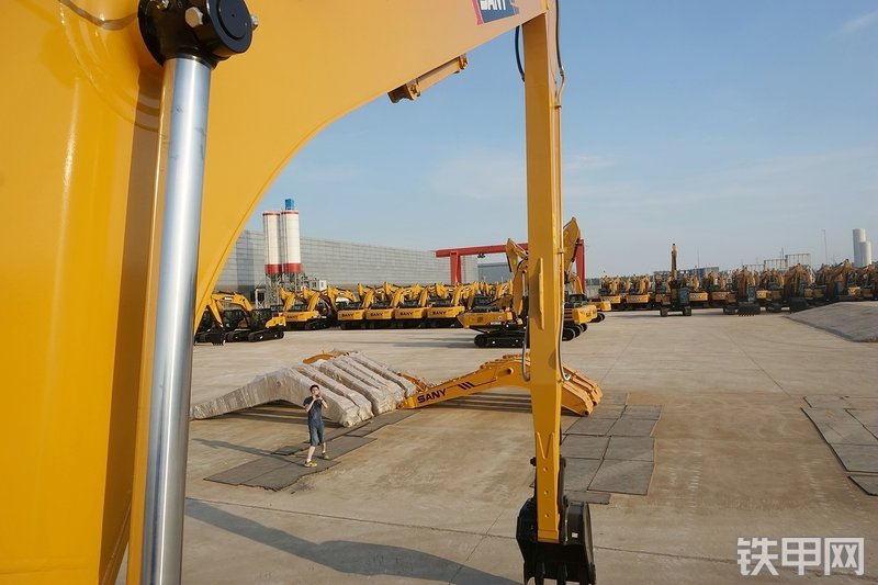 三一重工SY215CA加长臂挖掘机局部