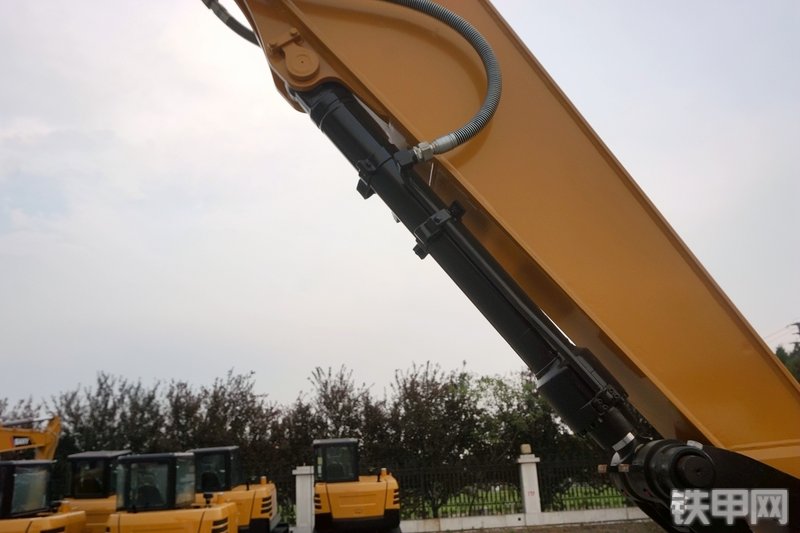 三一重工SY365H加长臂挖掘机局部