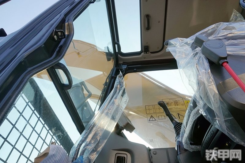 三一重工SY305H挖掘机局部