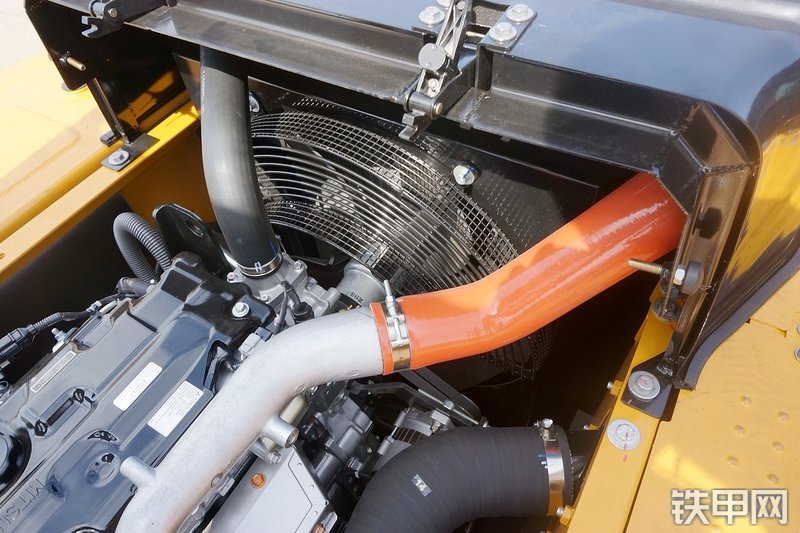 三一重工SY215CA加长臂挖掘机局部