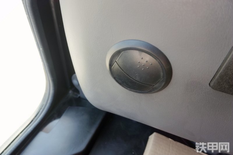 三一重工SY215CA加长臂挖掘机局部