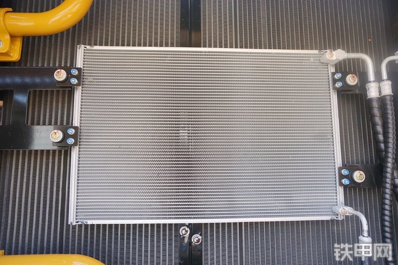 三一重工SY215CA加长臂挖掘机局部