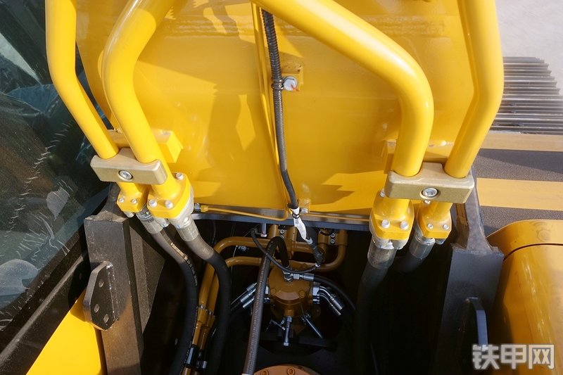 三一重工SY215CA加长臂挖掘机局部