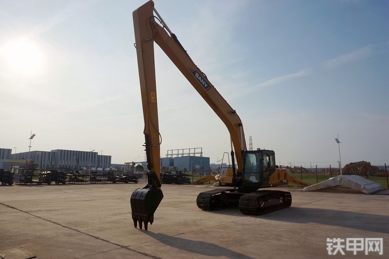 三一重工SY215CA加长臂挖掘机整机外观