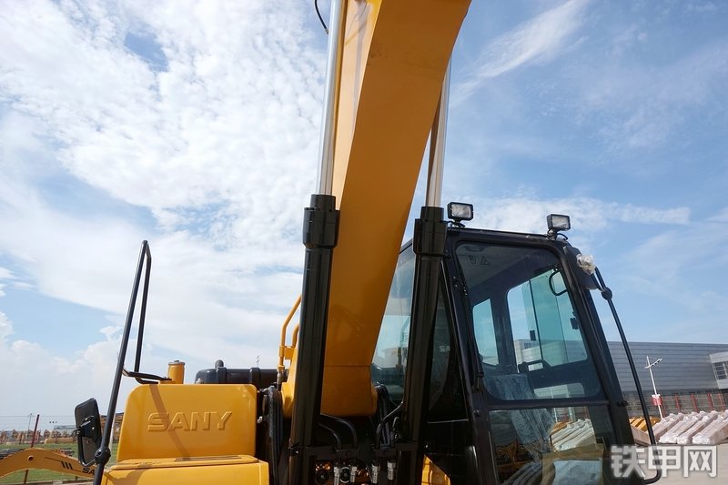 三一重工SY215C挖掘机局部