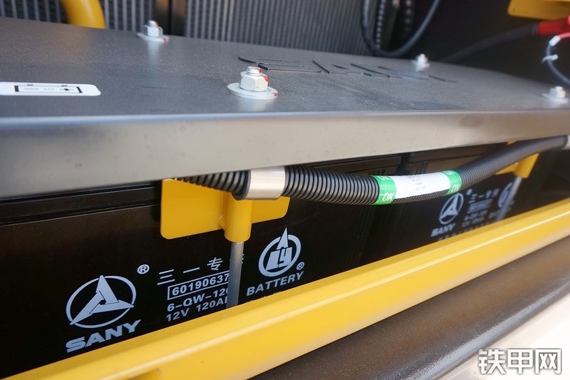 三一重工SY215CA加长臂挖掘机局部