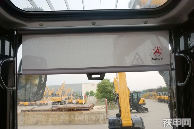 三一重工SY365H加长臂挖掘机局部