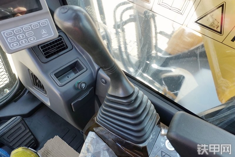 三一重工SY265C挖掘机局部