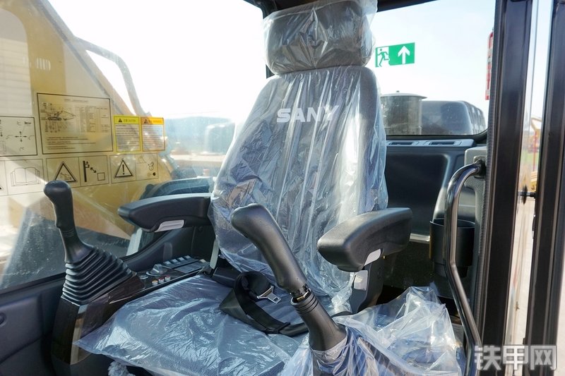 三一重工SY285C挖掘机局部