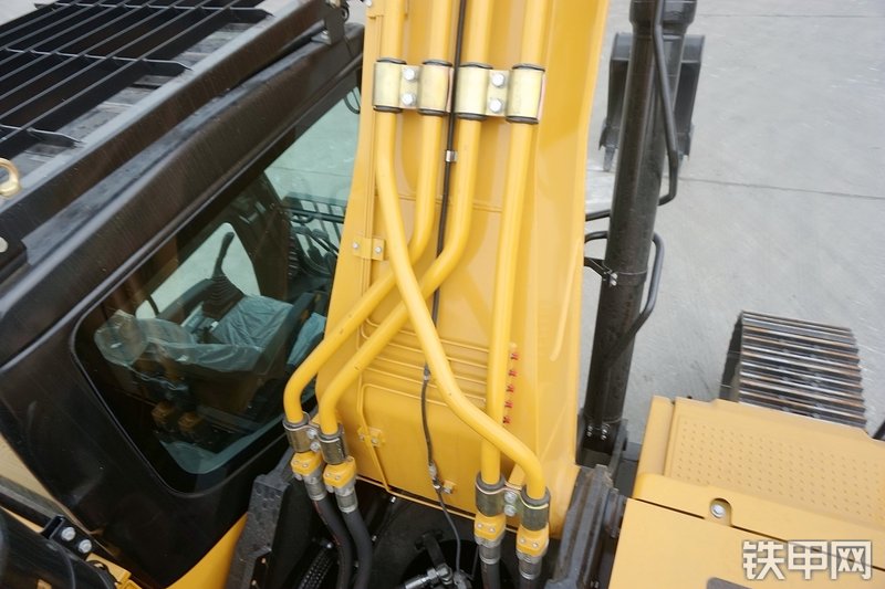 三一重工SY365H加长臂挖掘机局部