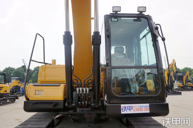 三一重工SY135C挖掘机整机外观