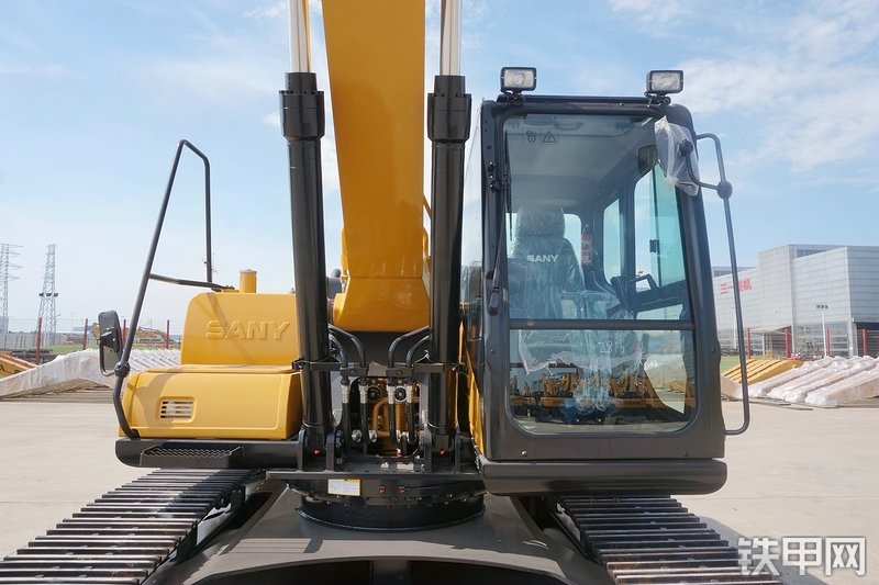 三一重工SY225C挖掘机整机外观