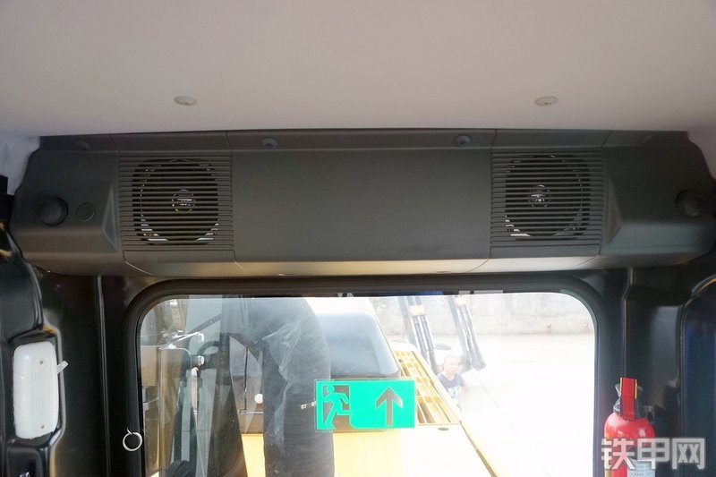 三一重工SY365H加长臂挖掘机局部