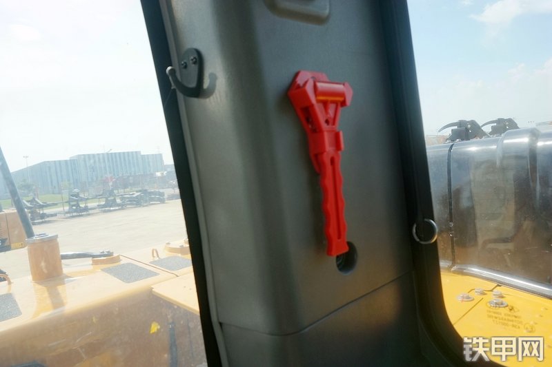 三一重工SY215CA加长臂挖掘机局部