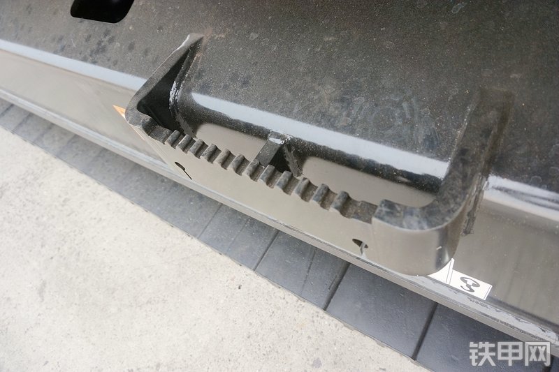 三一重工SY365H加长臂挖掘机局部