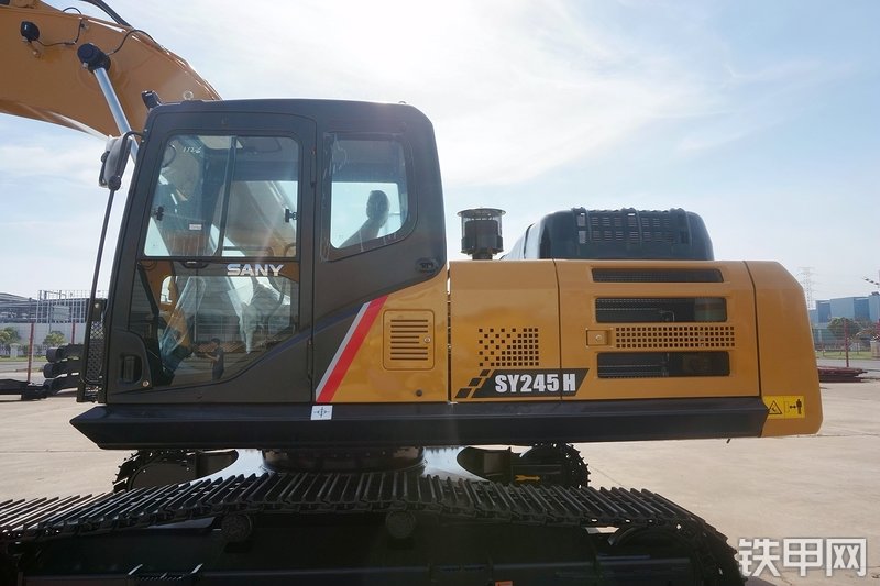 三一重工SY245H挖掘机整机外观