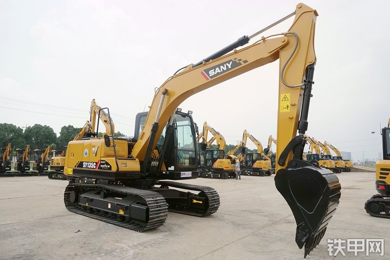 三一重工SY135C挖掘机整机外观