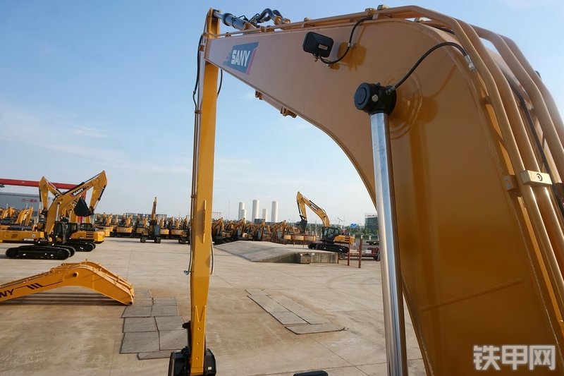 三一重工SY215CA加长臂挖掘机局部