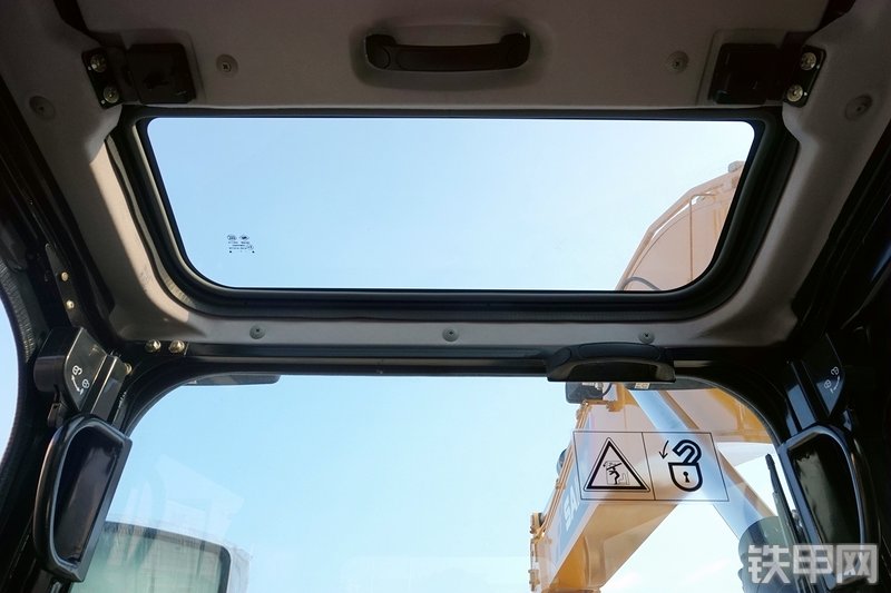 三一重工SY305H挖掘机局部