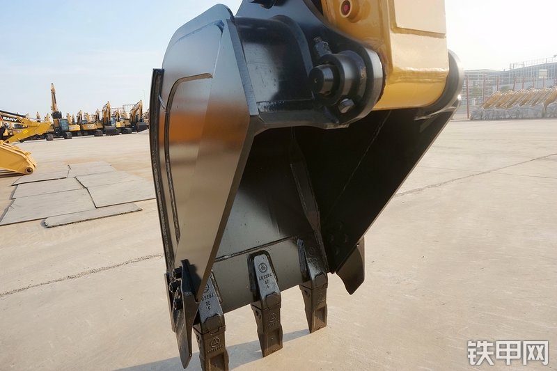 三一重工SY215CA加长臂挖掘机局部