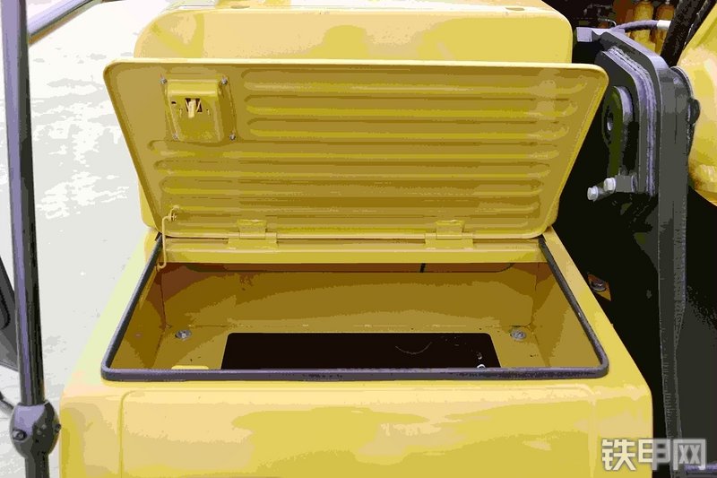 三一重工SY335H挖掘机局部