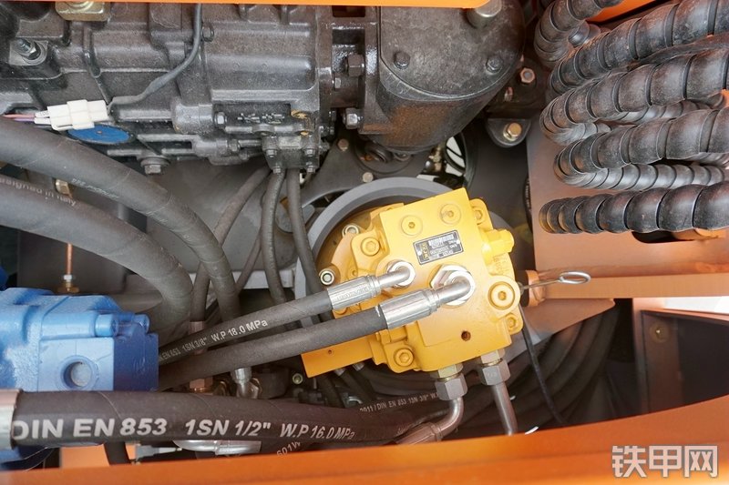 新源XY75W-9挖掘机局部