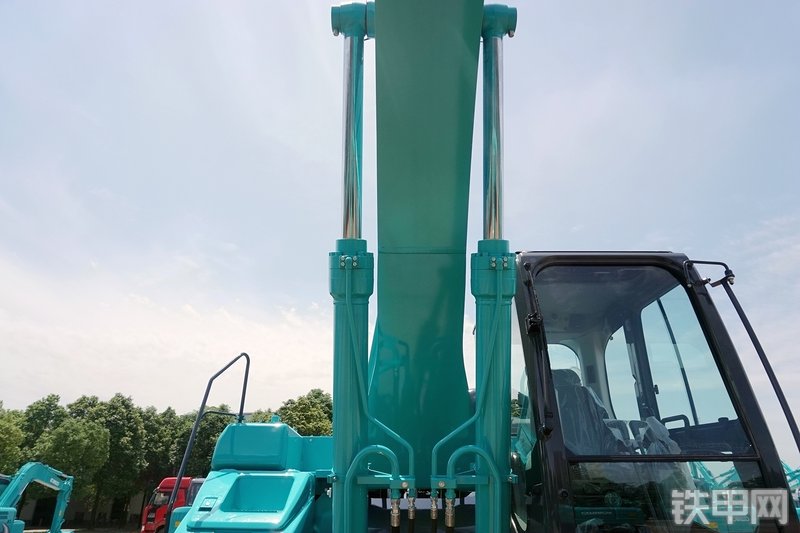 神钢SK260LC-10挖掘机局部