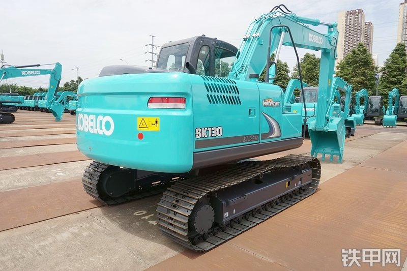 神钢SK130-8挖掘机整机外观