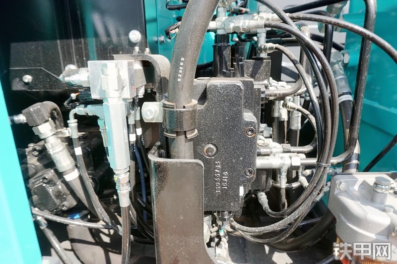 神钢SK75-8挖掘机局部