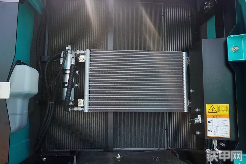 神钢SK270XD-10挖掘机局部