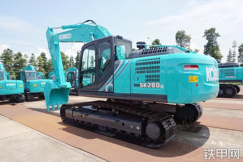 神钢SK260LC-10挖掘机整机外观