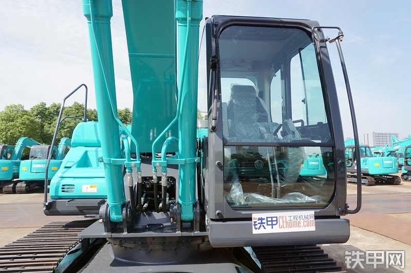 神钢SK200-10挖掘机整机外观