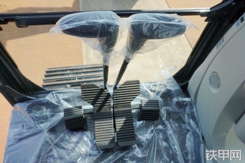 神钢SK200-10挖掘机局部