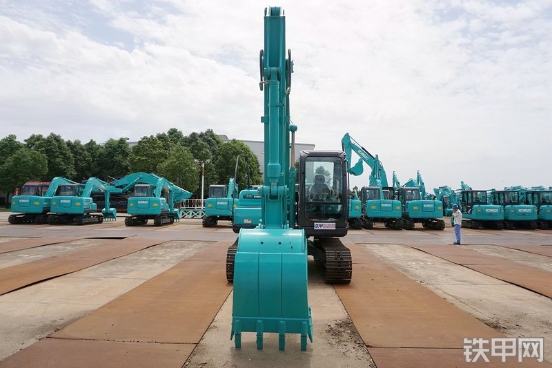 神钢SK130-8挖掘机整机外观