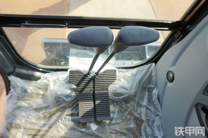 神钢SK75-8挖掘机局部