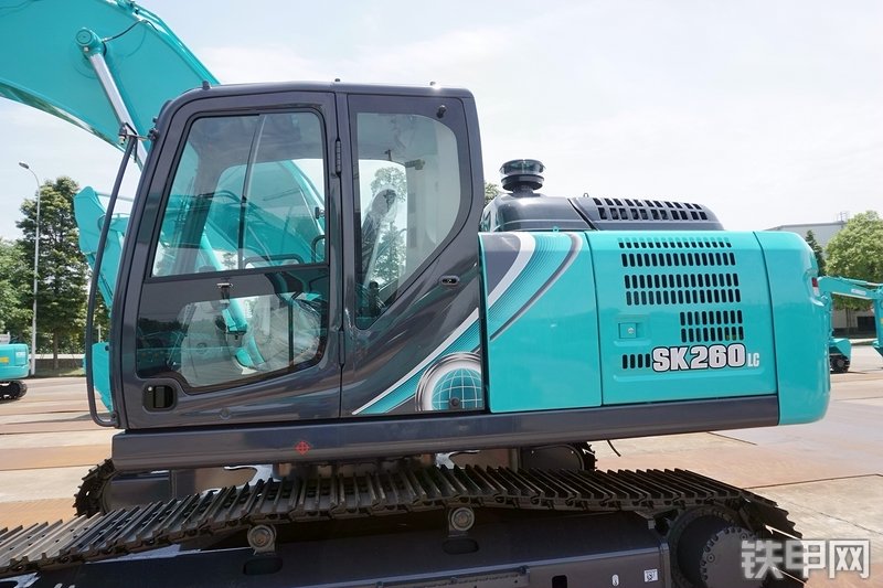 神钢SK260LC-10挖掘机整机外观